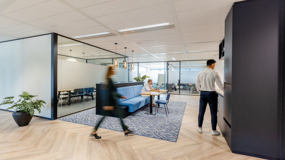 <p>Elke huurder krijgt toegang tot onze gebruiksvriendelijke portal. Hier regel je eenvoudig alles wat belangrijk is voor het gebruik van je kantoor:</p>
<ul>
<li>Boek vergaderruimtes</li>
<li>Bekijk realtime storingsmeldingen en hun status</li>
<li>Upgrade je internetsnelheid</li>
<li>Regel schoonmaakdiensten voor je kantoor</li>
<li>Bekijk je facturen en meer</li>
</ul>
<p>Onze portal biedt alle tools die je nodig hebt om efficiënt en probleemloos te werken.</p>